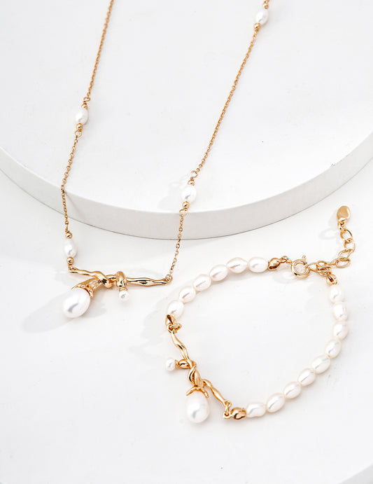 The Knot Pearl Set